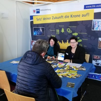 Die Beraterinnen Nancy Mehl und Silke Zimmermann beraten zu Ausbildungsthemen am Messestand der IHK Ostbrandenburg.